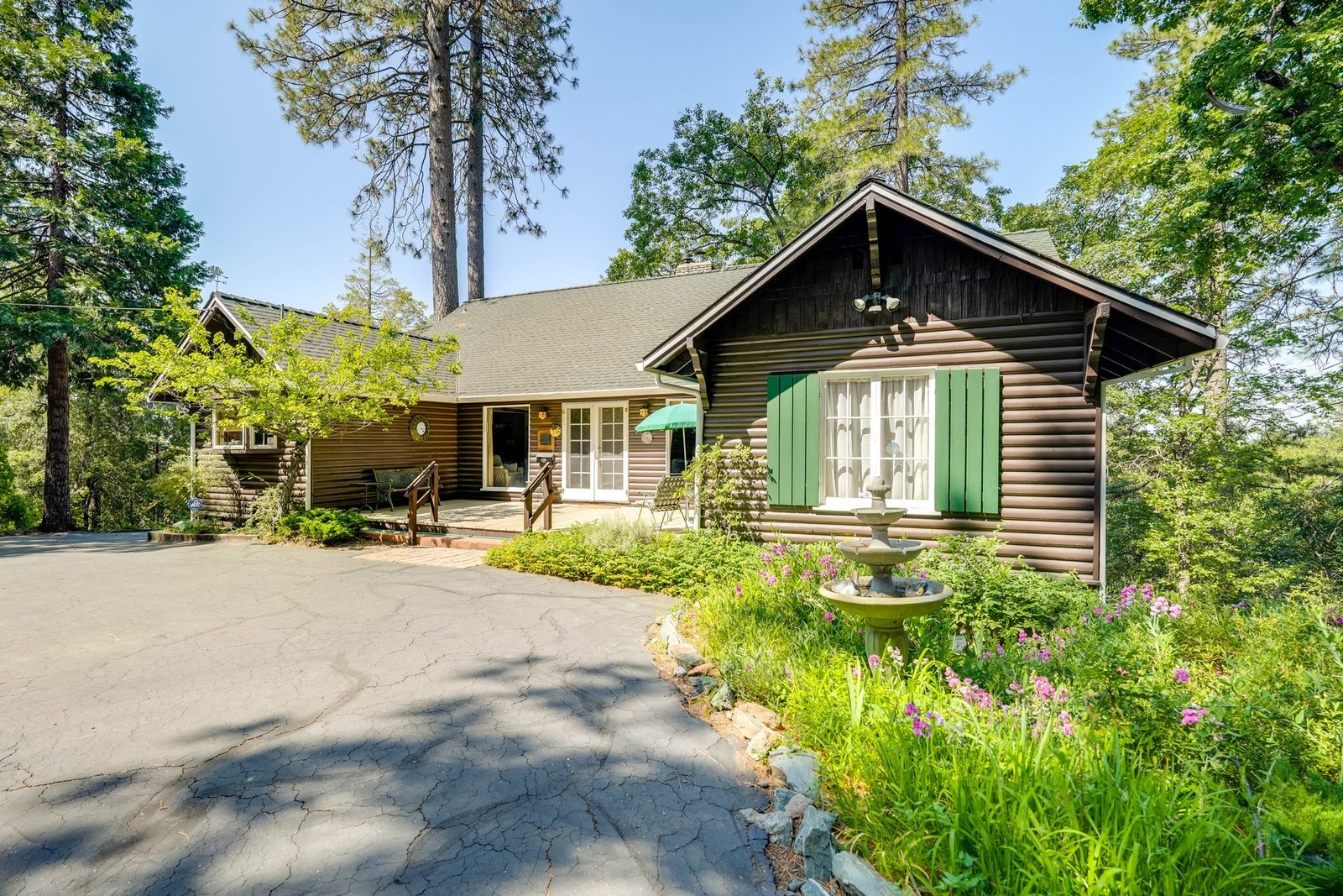 Kings Acres — front of estate with garden
